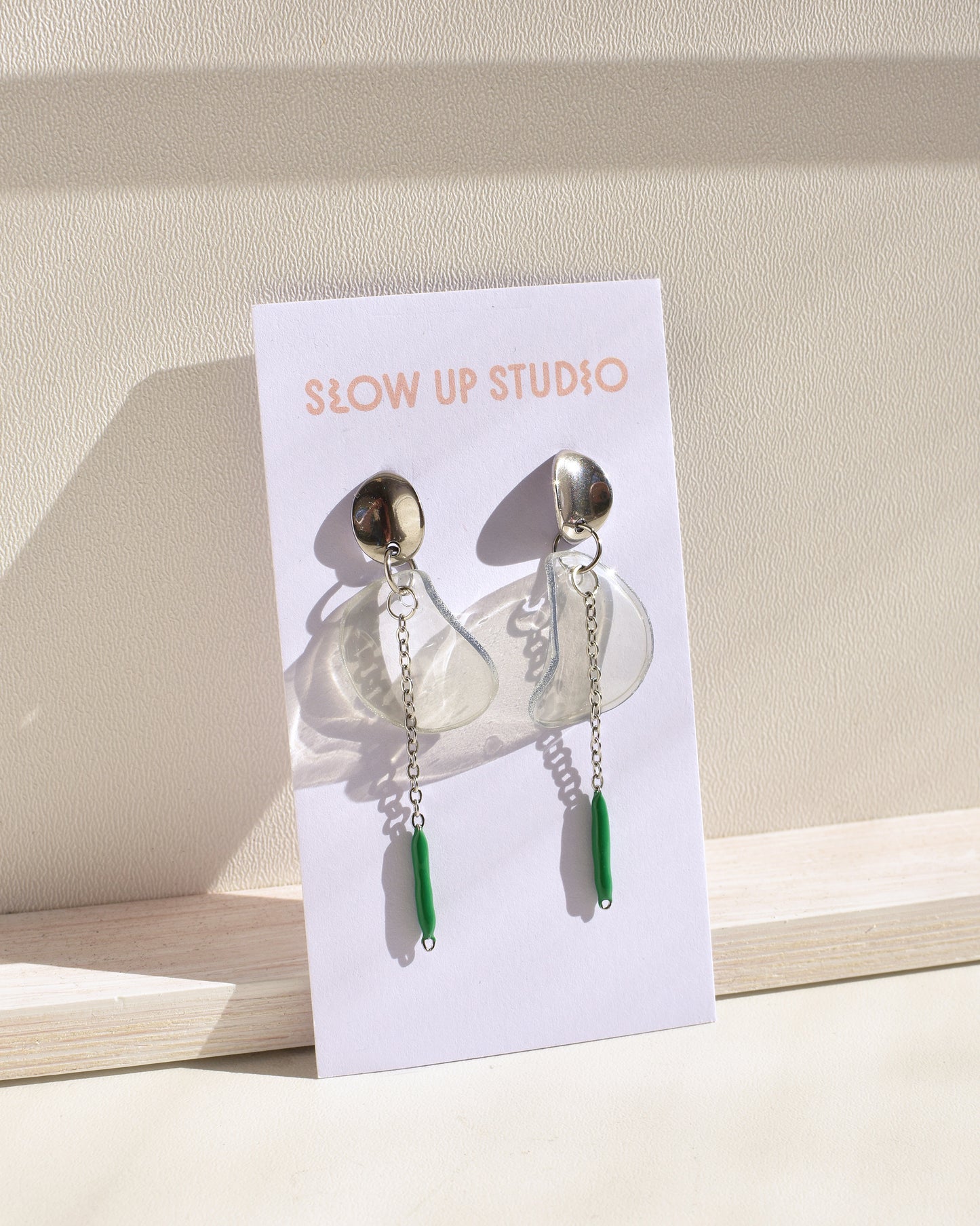 Upcycling Ohrringe - silber Stecker mit Kette - CICADA grün + transparent grau