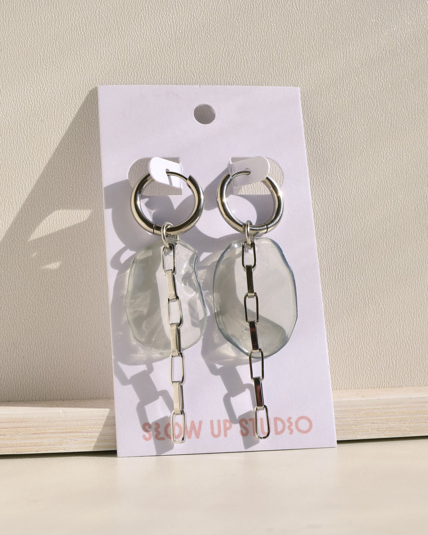 Upcycling Ohrringe - silber Creolen mit Kette - RAIN transparent grau