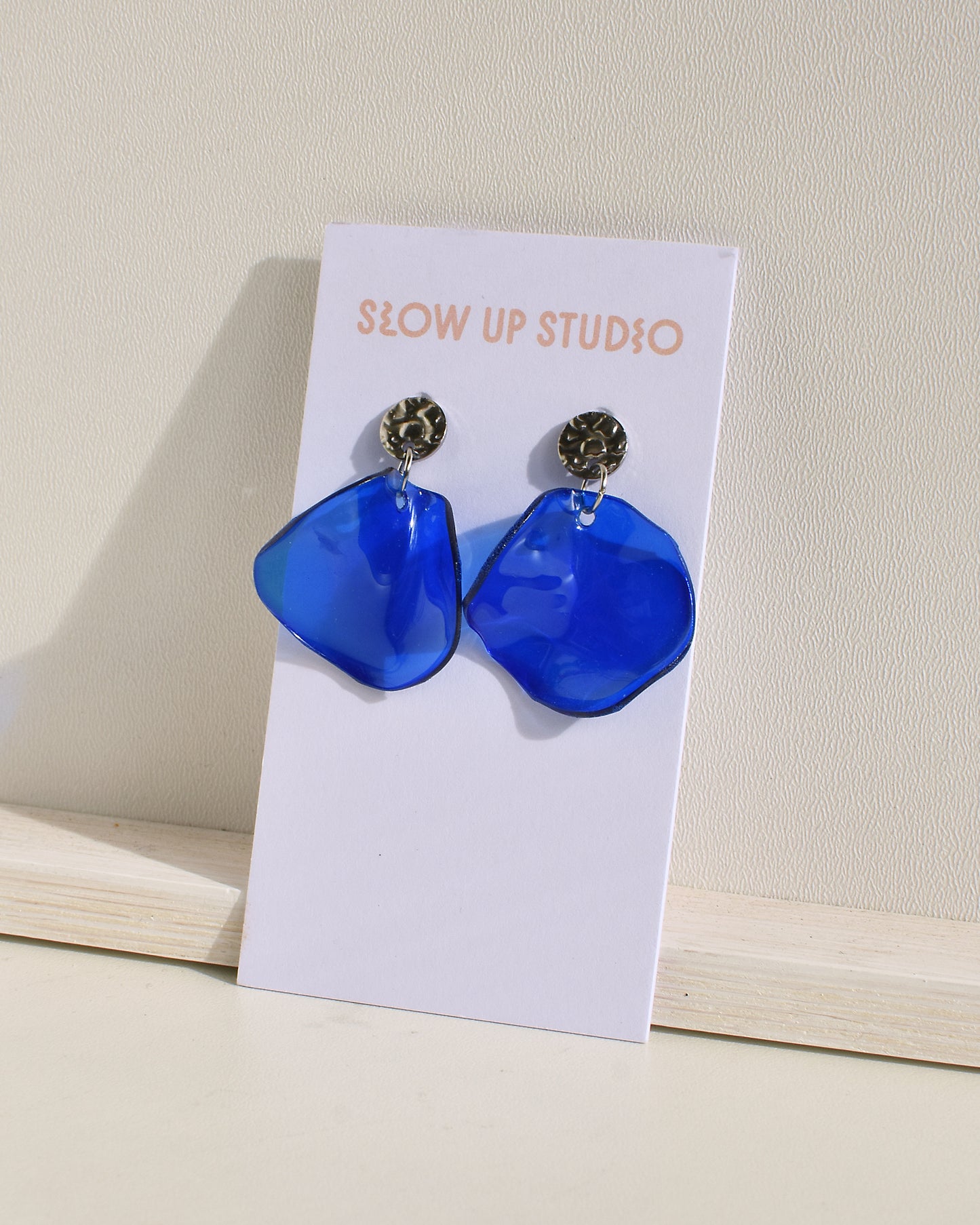 Upcycling Ohrringe Stecker CORNFLOWER DROP dunkelblau