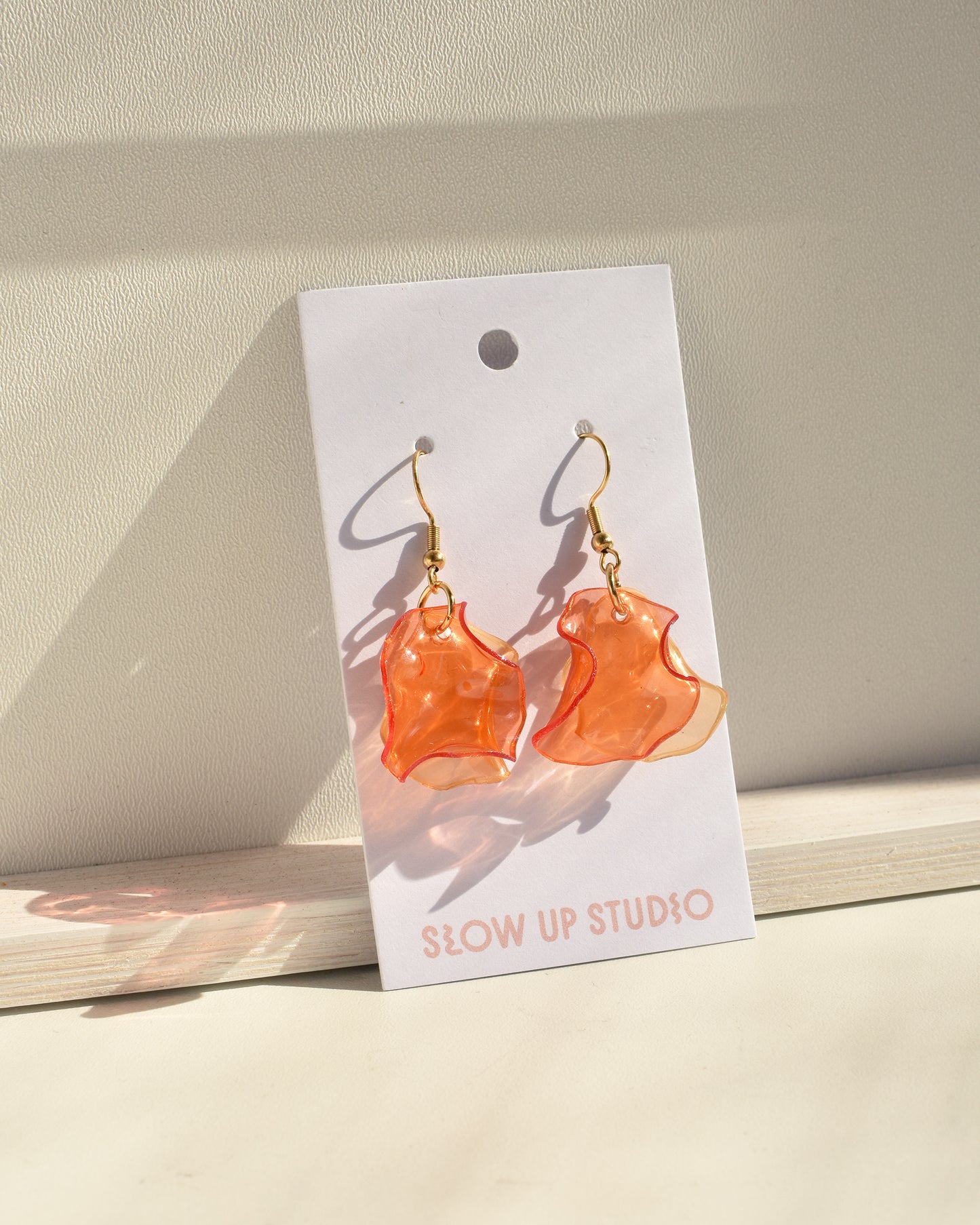 besondere Ohrringe in orange