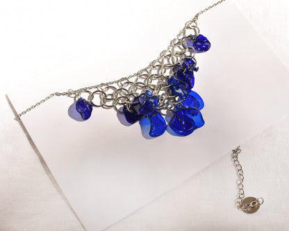 Upcycling Kette /Collier  mit Kettengitter, rot oder blau  – Einzelstück