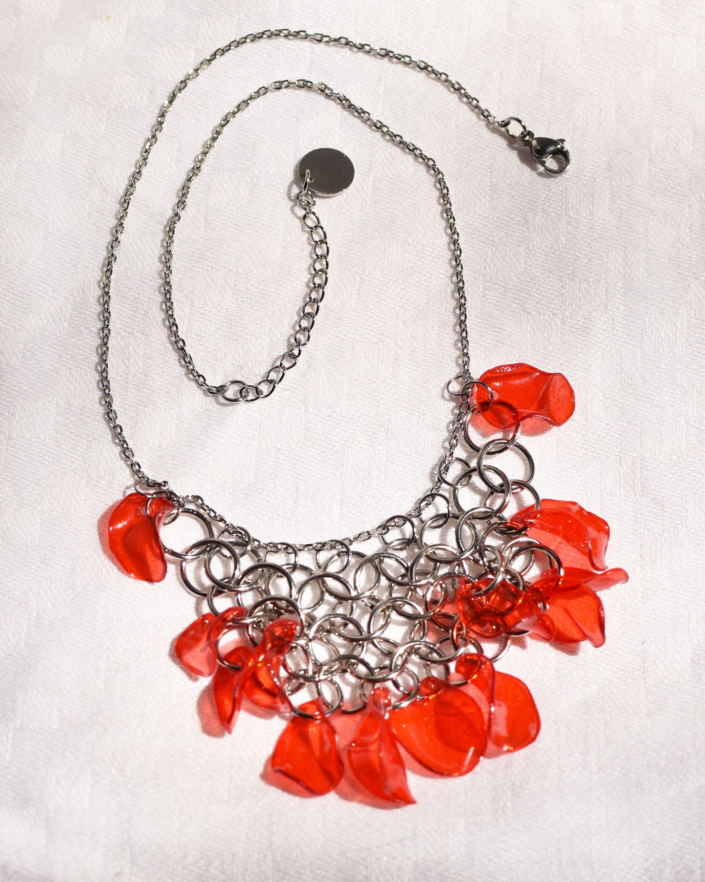 Upcycling Kette /Collier  mit Kettengitter, rot oder blau  – Einzelstück