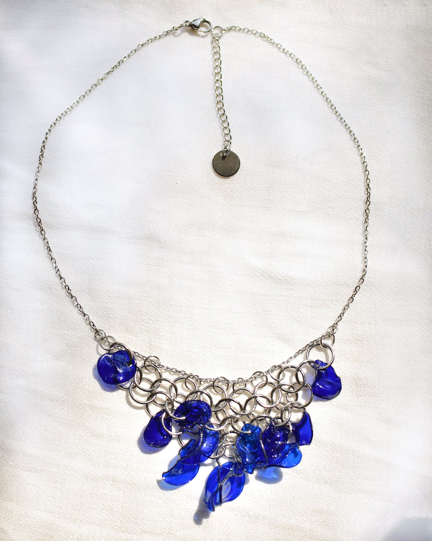 Upcycling Kette /Collier  mit Kettengitter, rot oder blau  – Einzelstück