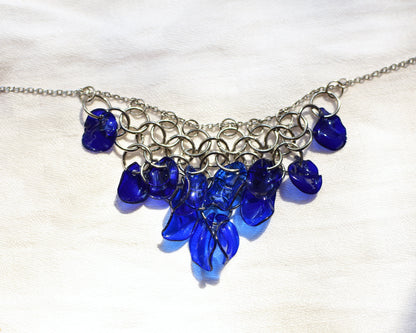 Upcycling Kette /Collier  mit Kettengitter, rot oder blau  – Einzelstück