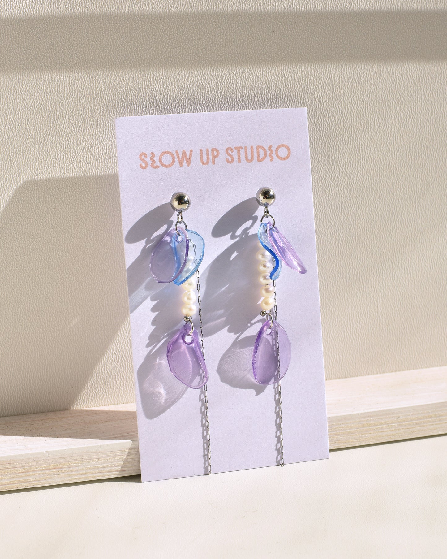 Upcycling Ohrringe Stecker mit Kette und Perlen DRAGON FLY hellblau lila