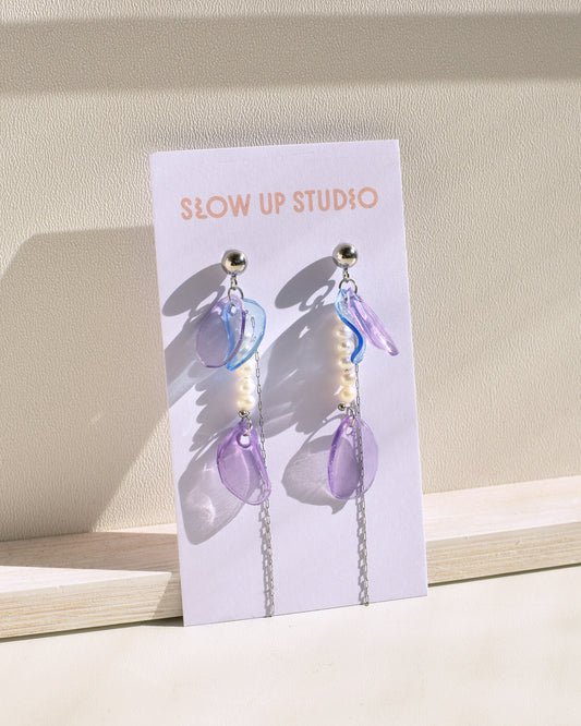 Upcycling Ohrringe Stecker mit Kette und Perlen DRAGON FLY hellblau lila