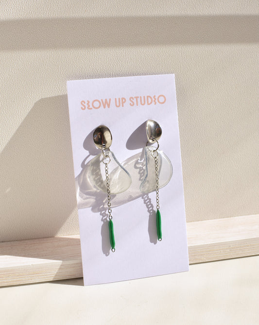 Upcycling Ohrringe - silber Stecker mit Kette - CICADA grün + transparent grau