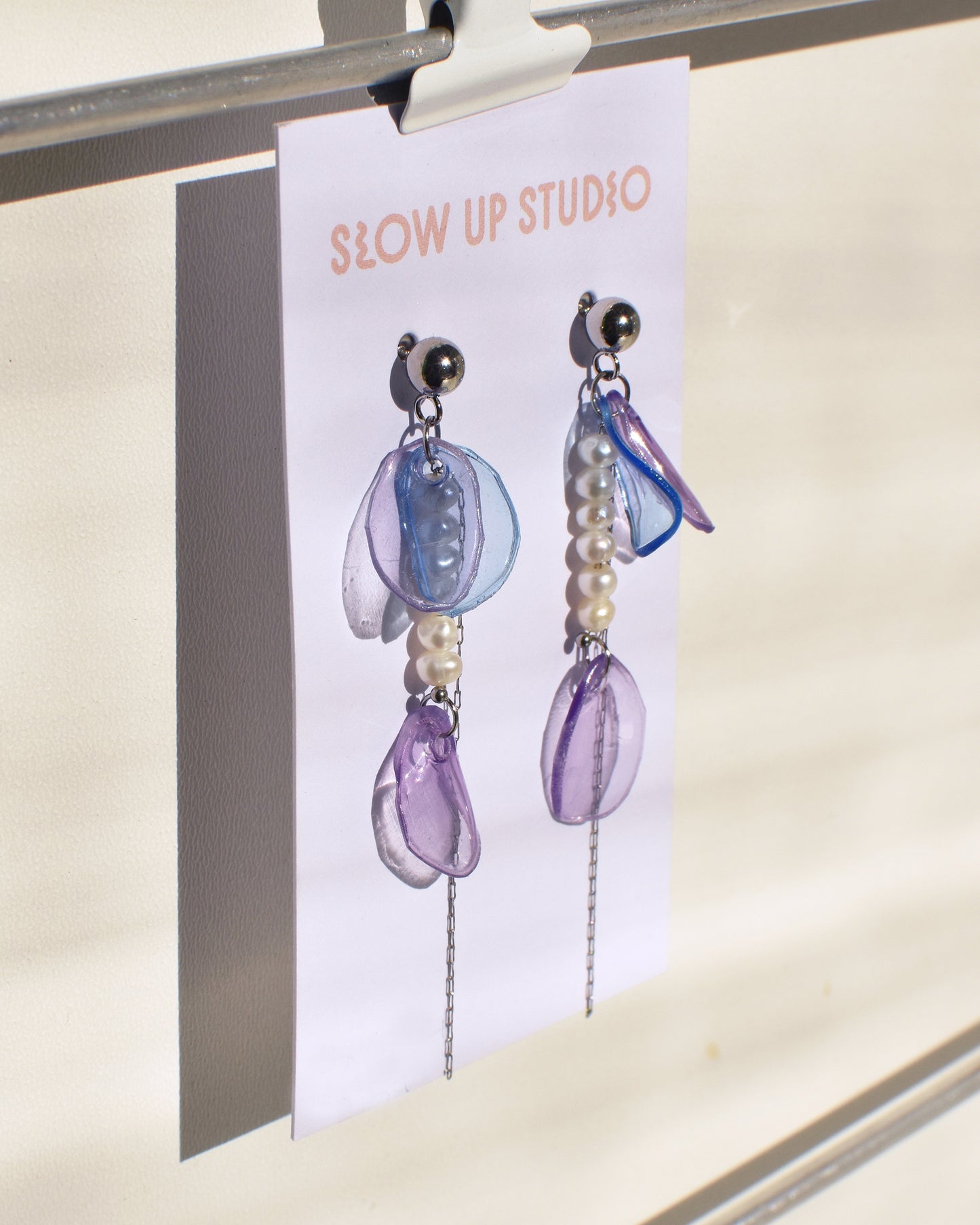 Upcycling Ohrringe Stecker mit Kette und Perlen DRAGON FLY hellblau lila
