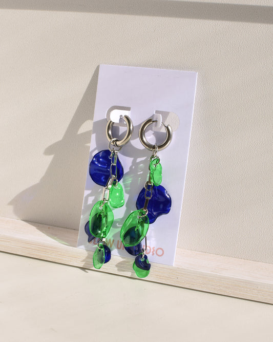 Upcycling Ohrringe - silber Creolen mit Kette - TOXIC RIVER blau grün