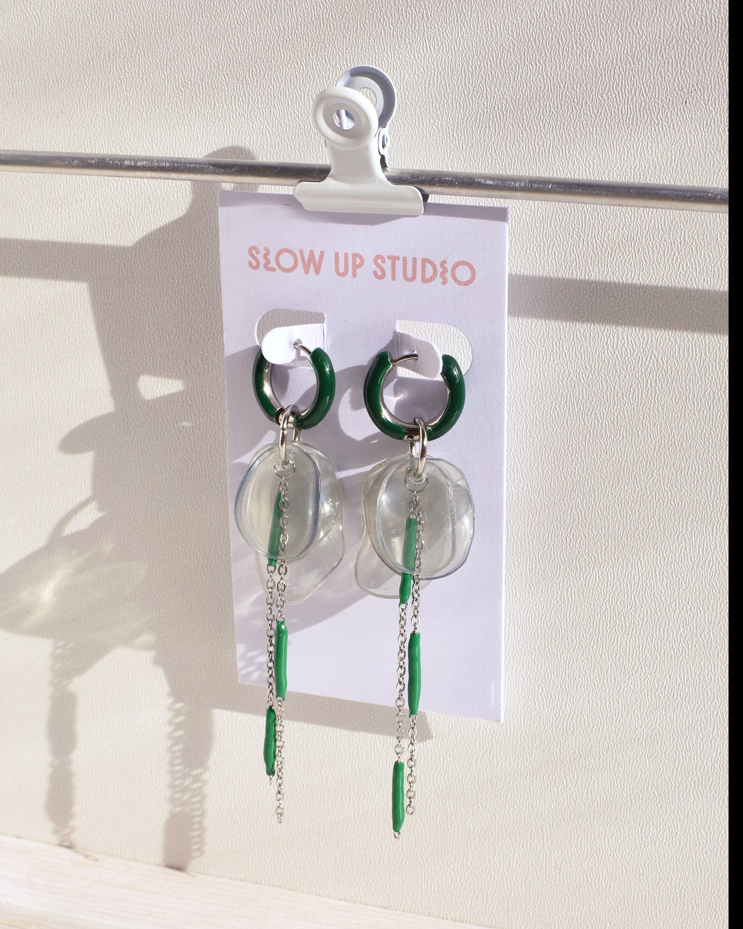 Upcycling Ohrringe - silber grüne Creolen mit Kette - JELLYFISH grün + transparent grau