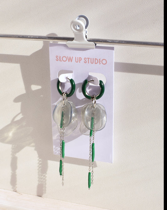 Upcycling Ohrringe - silber grüne Creolen mit Kette - JELLYFISH grün + transparent grau