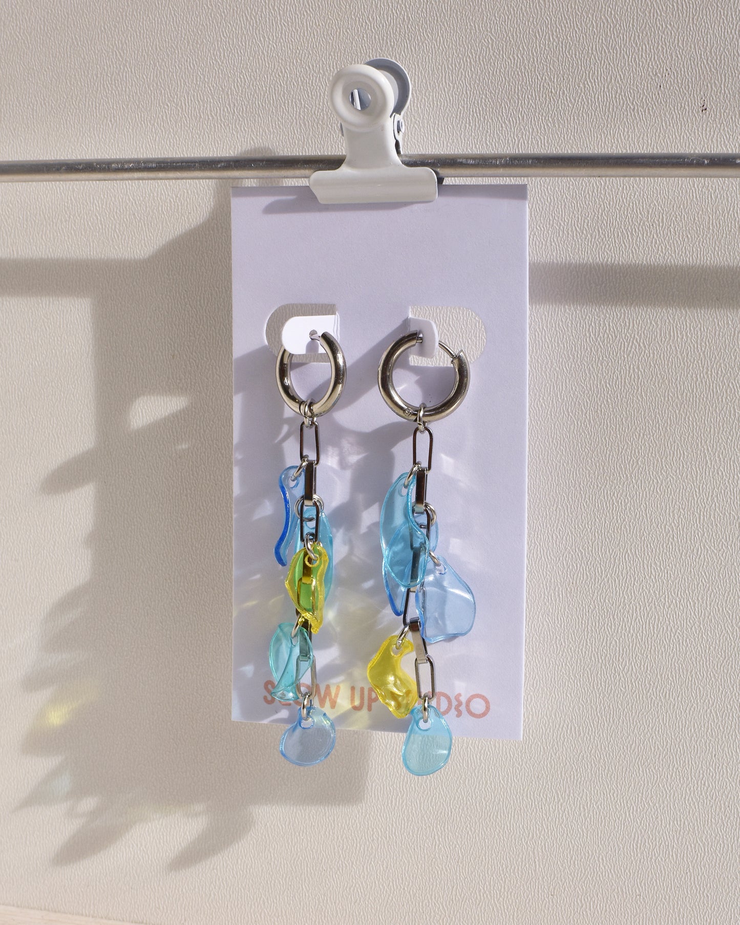 Upcycling Ohrringe - silber Creolen mit Kette - SUN blau gelb