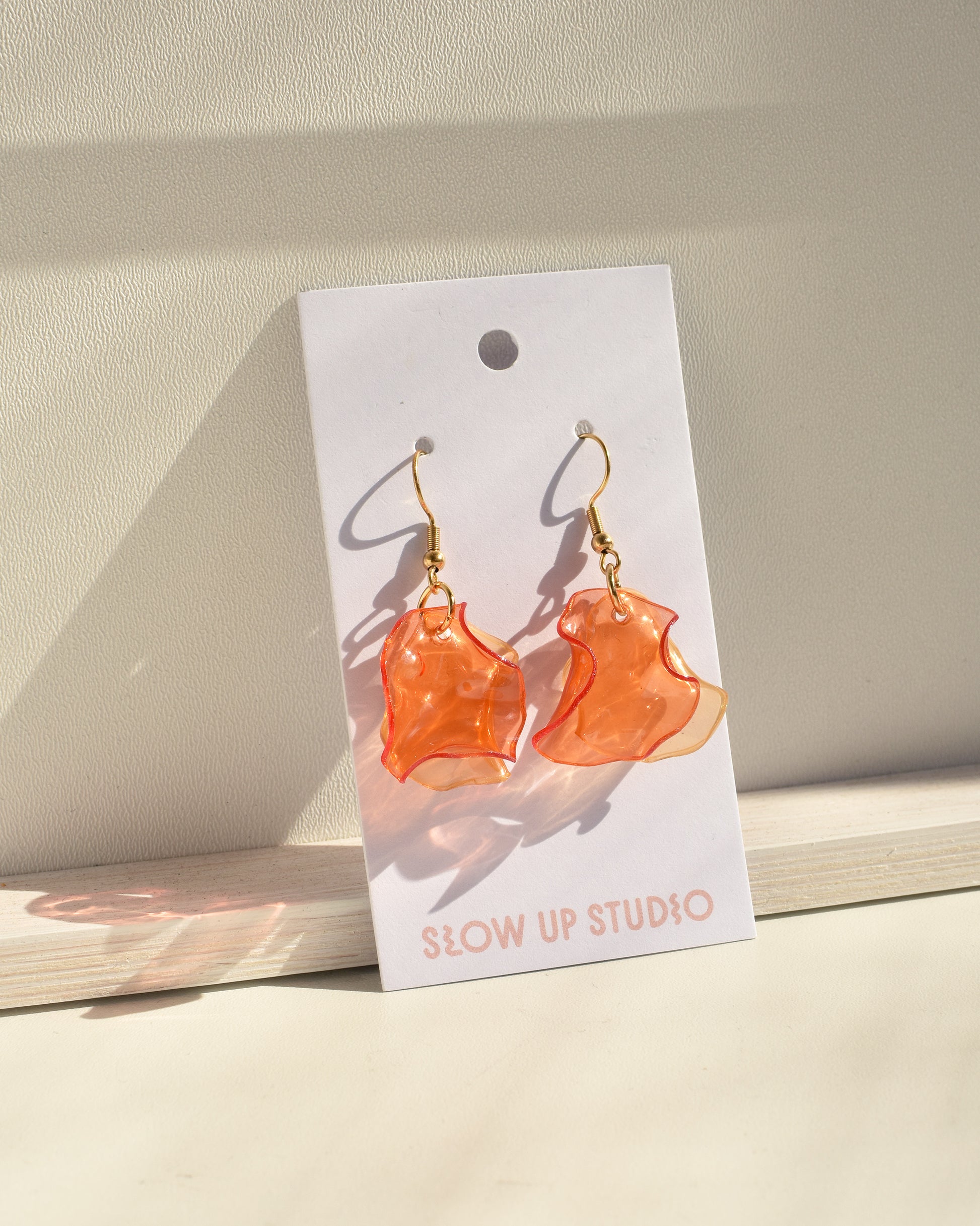 besondere Ohrringe in orange